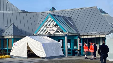 Einsatzkräfte vor dem Gemeindezentrum Künzell, wo die evakuierten Anwohner untergebracht wurden.