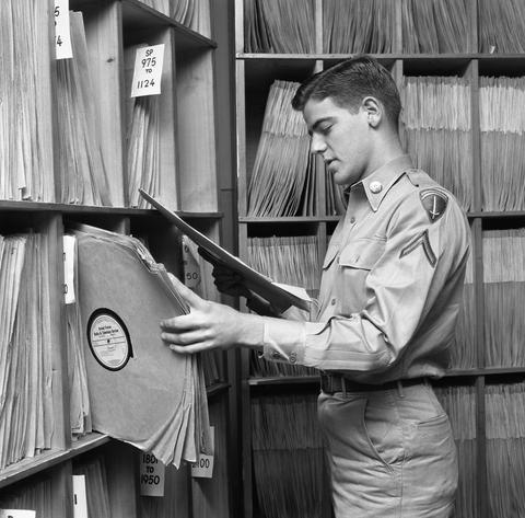 Radio-DJ Nick Clooney sucht eine Schallplatte aus einem Plattenschrank im Frankfurter Studio des US-Militärsenders AFN heraus.