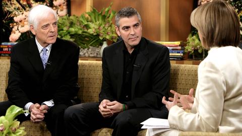 George Clooney und sein Vater Nick sitzen auf einem Sofa in einer Talkshow im US-Fernsehen