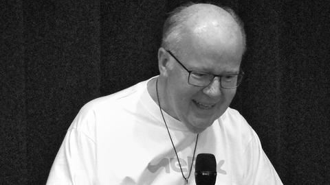 Porträts in schwarz-weiß von Gerhard Becker, Organisator Tour der Hoffnung