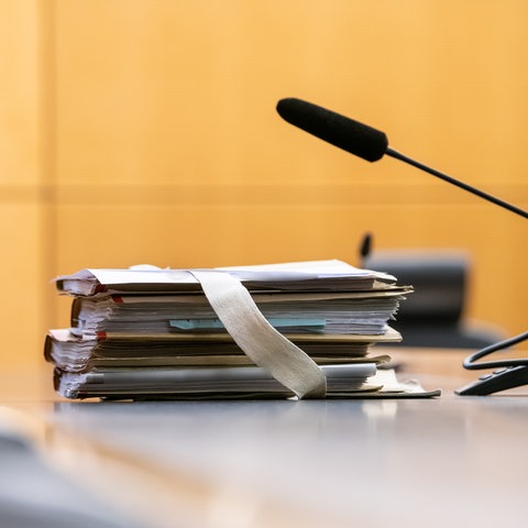 Akten liegen vor Beginn eines Prozesses am Platz des vorsitzenden Richters am Landgericht Darmstadt.