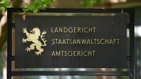 Schild vor dem Gerichtsgebäude in Marburg