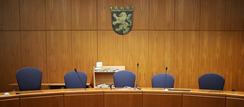 leere Plätze der Richter, darüber hessisches Wappen