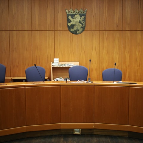 leere Plätze der Richter, darüber hessisches Wappen