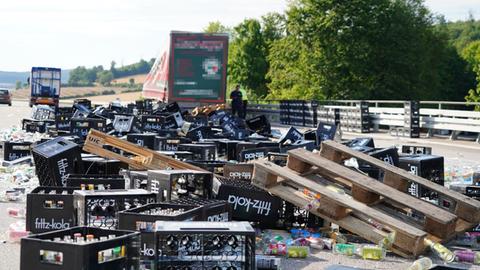 Hunderte Leergutkisten und Flaschen liegen auf der Autobahn.