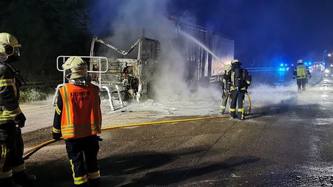 Auf der A7 bei Kirchheim ist ein Getränkelaster ausgebrannt.