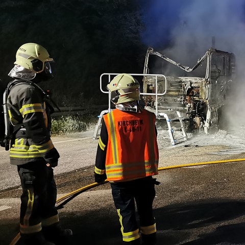 Auf der A7 bei Kirchheim ist ein Getränkelaster ausgebrannt.