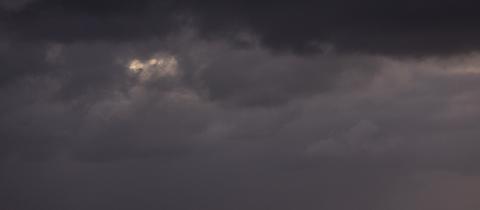 Sehr dunkle Wolken über Frankfurt - aus der Ferne fotografiert.
