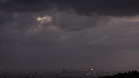 Sehr dunkle Wolken über Frankfurt - aus der Ferne fotografiert.