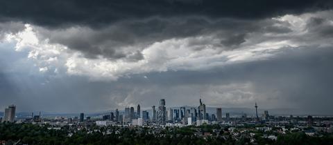 Gewitterwolken über der Frankfurter Skyline