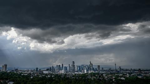 Gewitterwolken über der Frankfurter Skyline