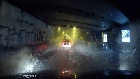Autofahrt durch Starkregen in Frankfurt