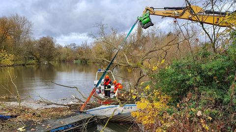 Feuerwehrleute mit gekentertem Motorboot