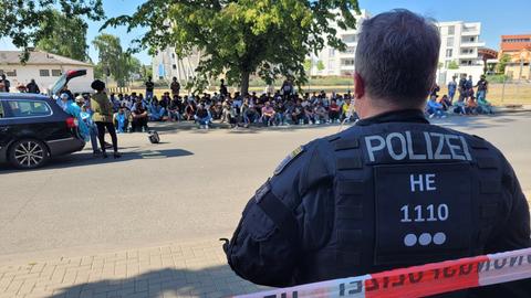 Ein Polizist und Demonstranten