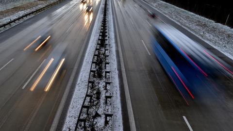 Blick auf Autobahn im Winter