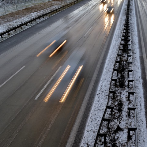 Blick auf Autobahn im Winter