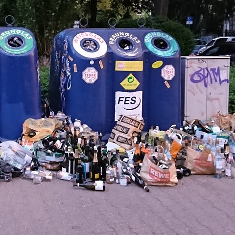 Flaschen um Glascontainer in Frankfurt