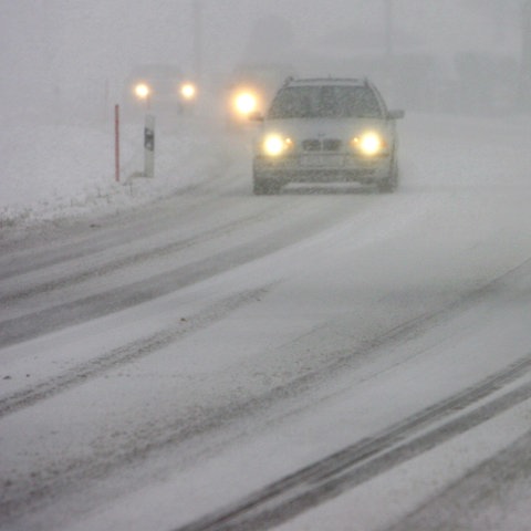 Autos bei Schnee und Eis