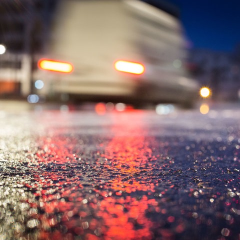 Glatteis auf der Fahrbahn