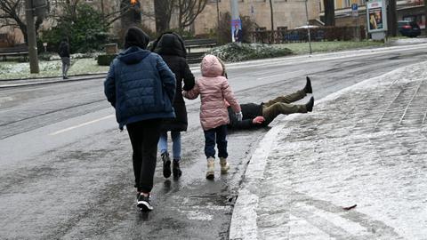 Fußgänger rutscht in Kassel auf glatter Straße aus