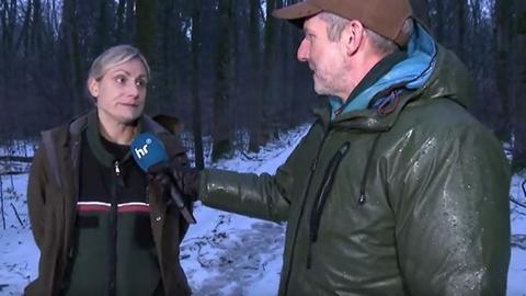 Tina Baumann vom Stadtforst Frankfurt und hr-Reporter Bernd Arnold in einem Wald bei Bad Homburg