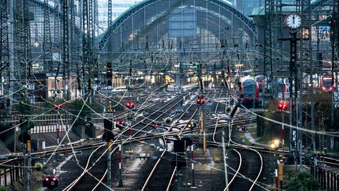 Wenig los ist am Morgen auf den Gleisen des Frankfurter Hauptbahnhofs. 