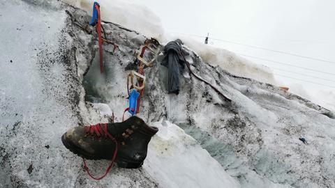 Gletscherfund in der Schweiz - Bergsteigerschuhe und Kletterausrüstung