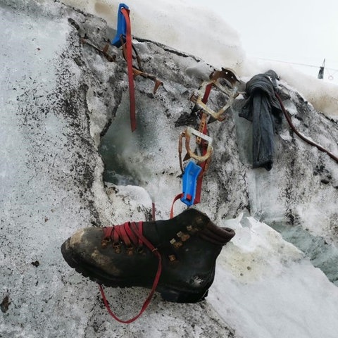 Gletscherfund in der Schweiz - Bergsteigerschuhe und Kletterausrüstung