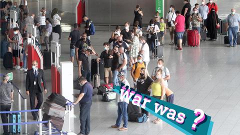Foto: Blick von oben auf eine Menge von Reisenden, die mit ihrem Gepäck in einer langen Schlange stehen. Auf dem Bild eine kleine, farbige Grafik mit dem Schriftzug "war was?".