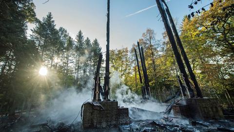 Nach dem Brand stehen nur noch die Grundpfeiler des Goetheturms. 