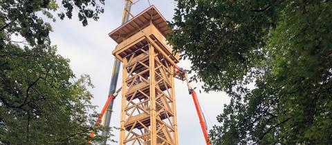 Der neue Goetheturm wurde am Dienstag aufgestellt.