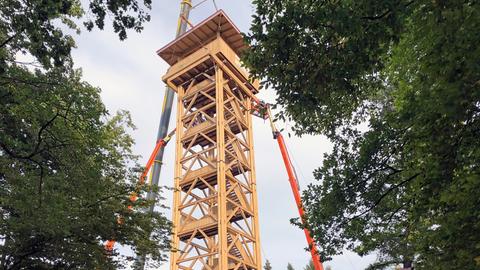 Der neue Goetheturm wurde am Dienstag aufgestellt.