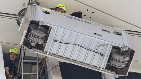 Höhenretter der Feuerwehr Frankfurt befreien zwei Arbeiter aus einer Fensterputzergondel