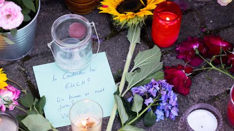 Blumen, Kerzen und Botschaften liegen vor dem Rathaus von Gottenheim (Baden-Württemberg).