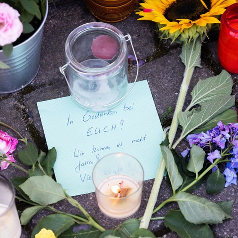 Blumen, Kerzen und Botschaften liegen vor dem Rathaus von Gottenheim (Baden-Württemberg).