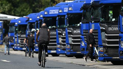 Lastwagen stehen aneinandergereiht auf der Raststätte Gräfenhausen-West an der A5.