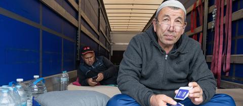 Zwei Fahrer harren im Hungerstreik an der Autobahn-Raststätte Gräfenhausen auf dem Auflieger eines Lkw aus. 