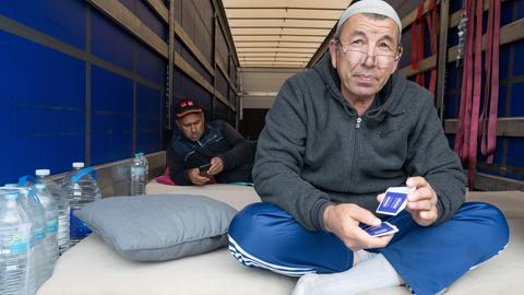 Zwei Fahrer harren im Hungerstreik an der Autobahn-Raststätte Gräfenhausen auf dem Auflieger eines Lkw aus. 