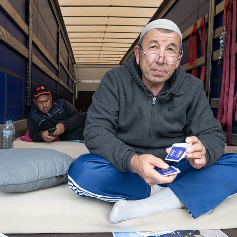 Zwei Fahrer harren im Hungerstreik an der Autobahn-Raststätte Gräfenhausen auf dem Auflieger eines Lkw aus. 
