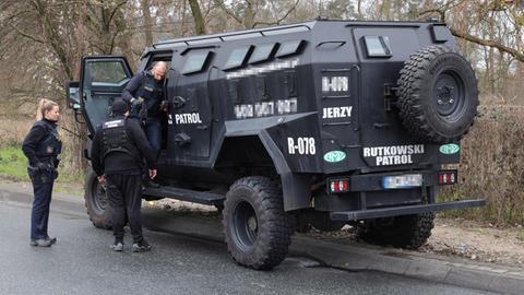 Mit einem panzerähnlichen Fahrzeug ist die Abordnung aus Polen auf den Rastplatz gefahren. 