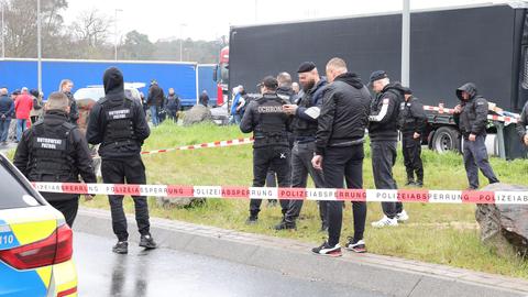 Die Polizei hat mehrere Personen vorläufig festgenommen.