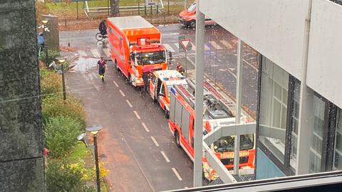 Feuerwehr vor dem Eingang zum Hessischen Rundfunk