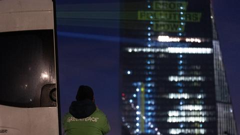 Projektor von Greenpeace gegenüber der EZB.