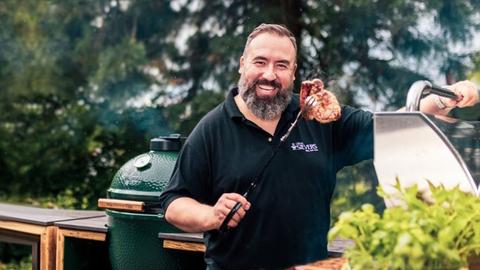  Oliver Sievers (Präsident des GBA) steht strahlend am Grill mit einem Stück Fleisch