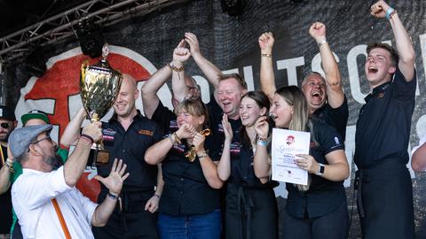 Das Team "GutGlut" feiert den Gesamtsieg in der Kategorie Profi bei der Deutschen Grill- und BBQ-Meisterschaft.