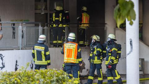 Feuerwehrleute auf einem Schulgelände