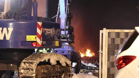 Brand in Lagerhalle eines Recycling-Betriebs in Groß-Umstadt (Darmstadt-Dieburg)