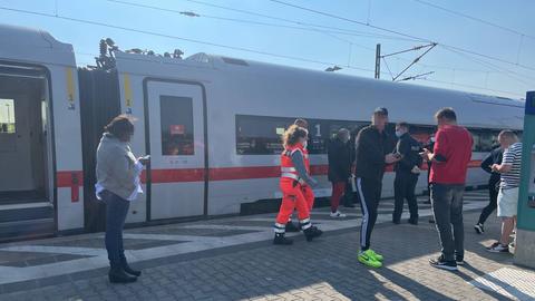 Ein ICE steht mit geöffneten Türen am Bahnhof Dornberg in Groß-Gerau. Menschen stehen auf dem Gleis.