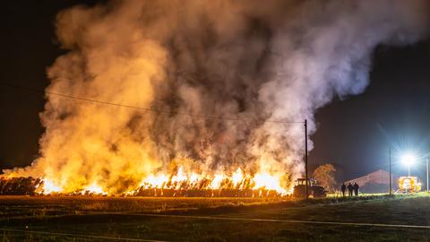 Brennende Strohballen auf einem Feld in Großkrotzenburg