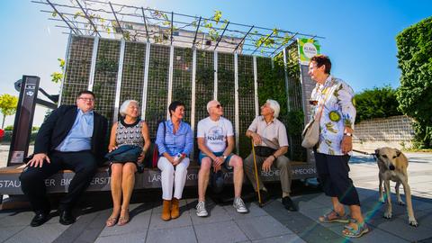 Frankfurts Umweltdezernentin Rosemarie Heilig (Mitte) sitzt mit Anwohnern im "Grünen Zimmer".